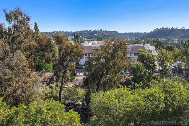 10400 caminito Cuervo, San Diego CA: https://media.crmls.org/mediaz/d38f2334-44b5-469f-a228-edf6c1ff0c29.jpg