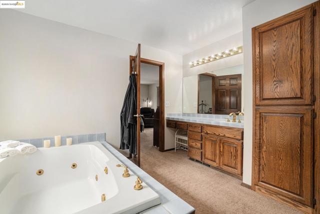 3622 Delancey Ln, Concord CA: https://media.crmls.org/mediaz/d38fcb8f-e7d4-4817-9e97-f9110dfbd3c4.jpg