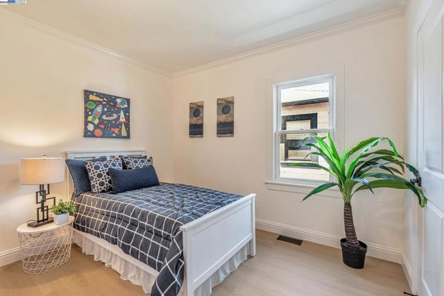 6927 Sunkist Dr, Oakland CA: https://media.crmls.org/mediaz/d38fd4a4-0cb6-49be-8607-a9de1a4bcdcb.jpg