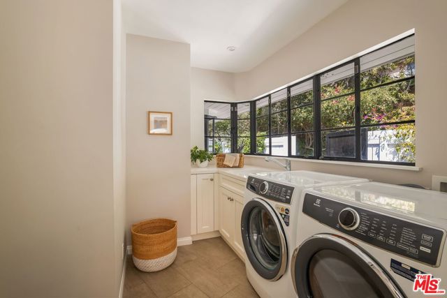 11349 Canton Drive, Studio City CA: https://media.crmls.org/mediaz/d3904b71-2cd2-4caf-b3da-80c9398a82b4.jpg