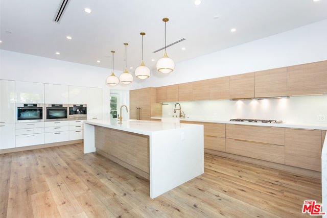 142 N Hamel Drive, Beverly Hills CA: https://media.crmls.org/mediaz/d390560e-4e2c-4b4b-b5dd-bf05a2b219a6.jpg