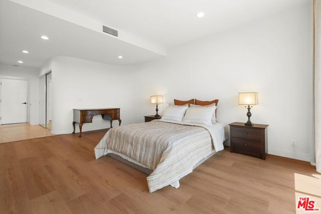 339 N Palm Drive, Beverly Hills CA: https://media.crmls.org/mediaz/d3918dec-d6b2-4ab9-91b5-0f8dbe377cb3.jpg