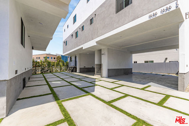 1636 Longwood Avenue, Los Angeles CA: https://media.crmls.org/mediaz/d393164b-57aa-4259-838b-1fc279c595dd.jpg