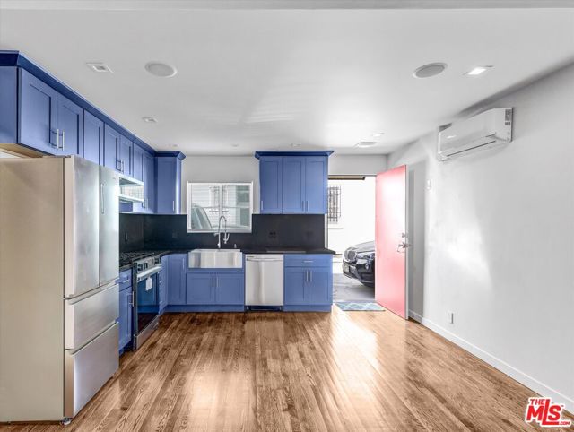 754 N Croft Avenue, Los Angeles CA: https://media.crmls.org/mediaz/d393a6db-2fc1-4c2b-a81a-40a330d5fadd.jpg