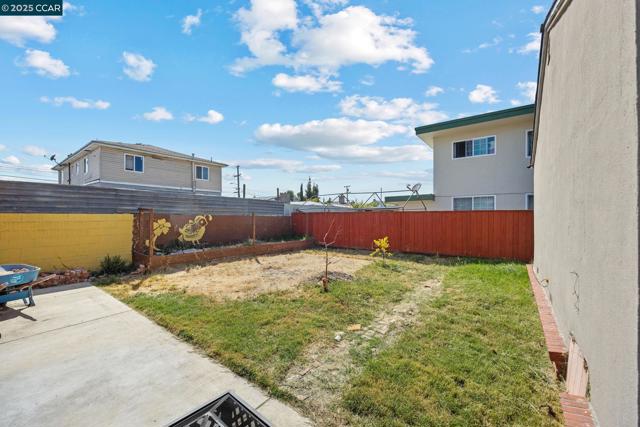 7447 Lockwood St, Oakland CA: https://media.crmls.org/mediaz/d394a0a7-9d91-4cd0-9a7f-fbde4aa1ed98.jpg