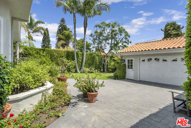 116 N Palm Drive, Beverly Hills CA: https://media.crmls.org/mediaz/d394e9b8-2ee1-4ec9-baf7-e3bb5fde9b05.jpg