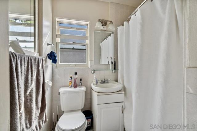 1260 LAW, San Diego CA: https://media.crmls.org/mediaz/d39563b7-a3dd-4333-9a8f-3779caae3090.jpg