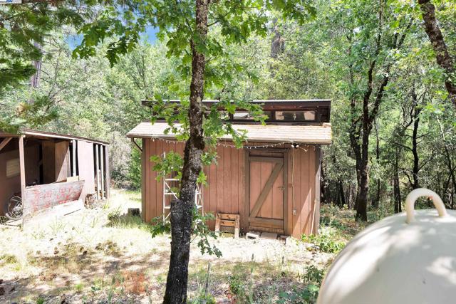 13567 Raccoon Mountain Rd, Grass Valley CA: https://media.crmls.org/mediaz/d395e928-1837-4d76-8a1d-433ef848191b.jpg