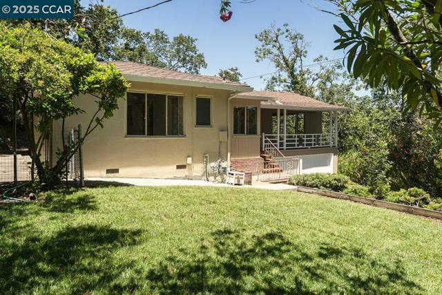 877 Mountain View Dr, Lafayette CA: https://media.crmls.org/mediaz/d396523e-c8e0-42dd-a290-1d7721fca563.jpg
