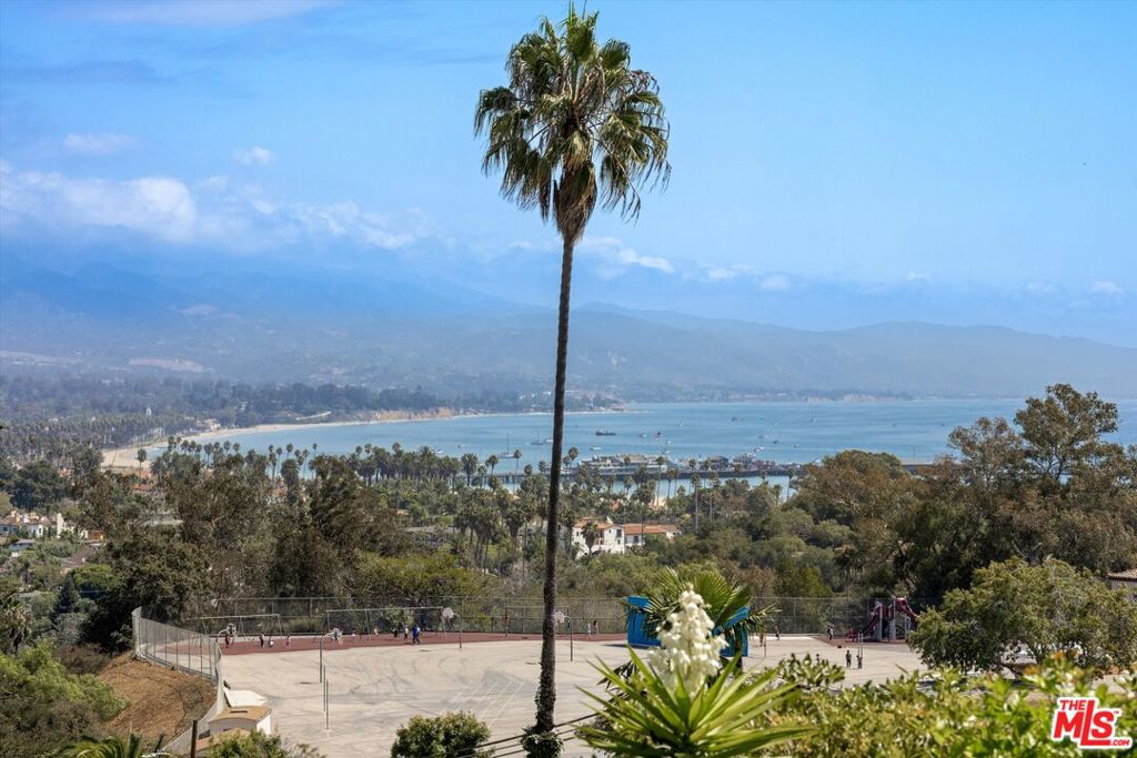 https://media.crmls.org/mediaz/d39664a6-3d0b-429d-8d83-df24b5677ed4.jpg?preset=X-Large