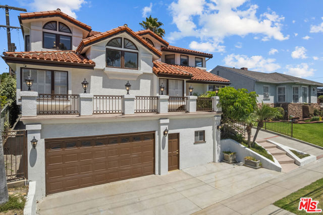 5317 Angeles Vista Boulevard, View Park CA: https://media.crmls.org/mediaz/d396feb1-7554-47d2-9b8c-f52c3320688e.jpg