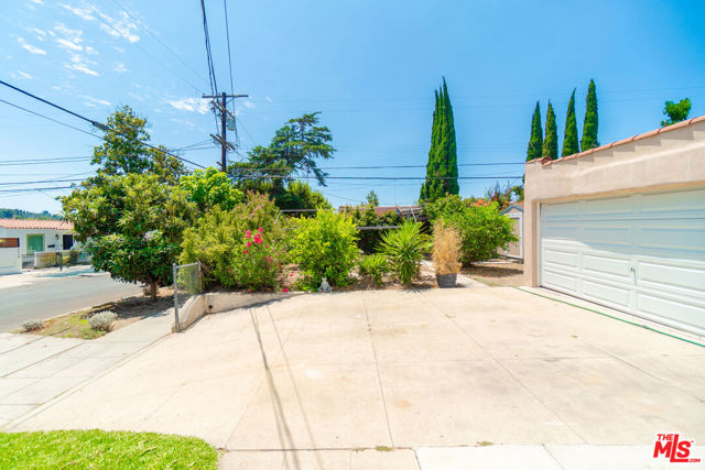 3300 Garden Avenue, Los Angeles CA: https://media.crmls.org/mediaz/d397bb97-8098-431d-8a30-8150ef5da906.jpg