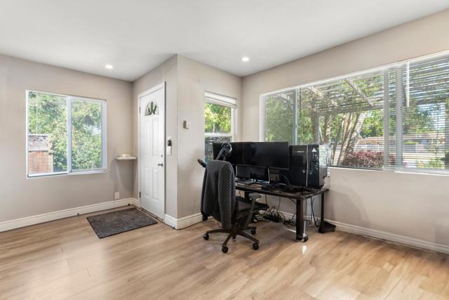 4 Athlone Way, Menlo Park CA: https://media.crmls.org/mediaz/d397dbb3-c2a3-45c8-a7b5-0237bcf52465.jpg