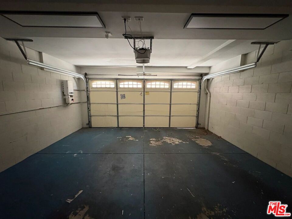 https://media.crmls.org/mediaz/d397f3d7-2f62-4f87-83ff-4a0b194705c1.jpg?preset=X-Large