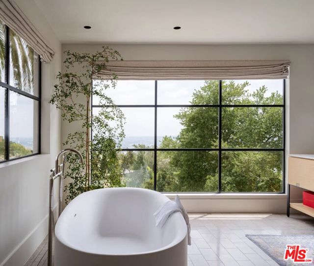 9360 Readcrest Drive, Beverly Hills CA: https://media.crmls.org/mediaz/d397ff91-42f1-44cf-82f1-9f80b662b343.jpg