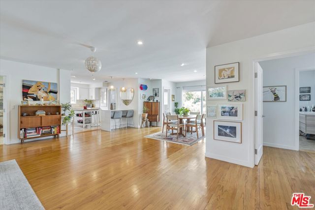 2316 Laurelmont Place, Los Angeles CA: https://media.crmls.org/mediaz/d3980a6c-1458-4e79-9bad-b665e3d459cf.jpg
