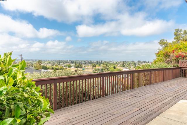 2177 Hillside Cir, San Leandro CA: https://media.crmls.org/mediaz/d398f73e-7999-46cb-9321-cf473a0e10f7.jpg