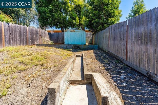 2154 35Th Ave, Oakland CA: https://media.crmls.org/mediaz/d3996d19-0571-4f51-a088-0ae9ab3e120c.jpg