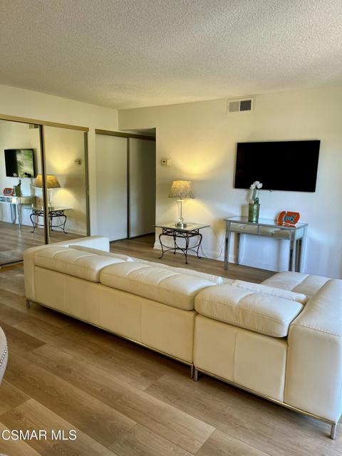 788 Pinetree Circle, Thousand Oaks CA: https://media.crmls.org/mediaz/d39adc97-0127-4ecc-99c9-6bda3b5307d2.jpg