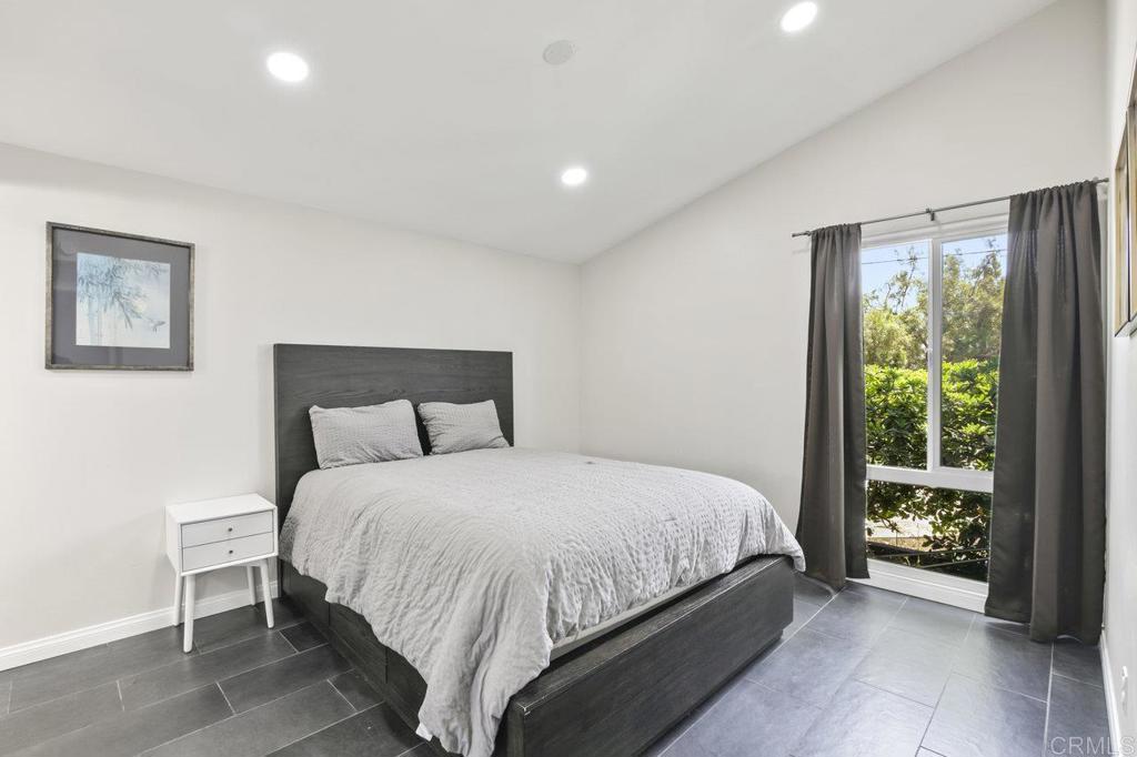 https://media.crmls.org/mediaz/d39b6f84-9d78-4a28-8ffa-56264f118deb.jpg?preset=X-Large
