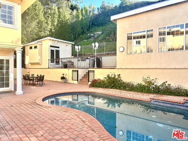 11502 Dona Teresa Drive, Studio City CA: https://media.crmls.org/mediaz/d39bd869-dd66-41ff-b5bb-31f975b5644d.jpg