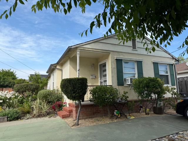 1500 Jasmine Street, San Mateo CA: https://media.crmls.org/mediaz/d39be8e7-face-4da7-bdbf-b040e6a8427f.jpg