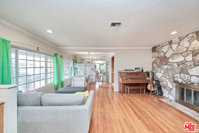 4930 Ramsdell Avenue, La Crescenta CA: https://media.crmls.org/mediaz/d39c5776-1166-44fa-9fe2-c2b6206106a8.jpg