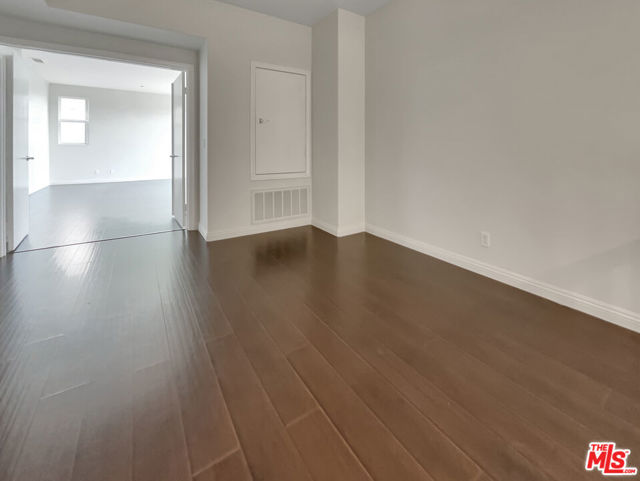 5692 Como Circle, Woodland Hills CA: https://media.crmls.org/mediaz/d39d0c11-f4af-44e0-b173-9c9e1bbd63dd.jpg