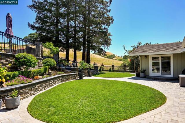 1883 Piedras Cir, Alamo CA: https://media.crmls.org/mediaz/d39d5e19-6768-46c3-b7c1-06e182e68097.jpg