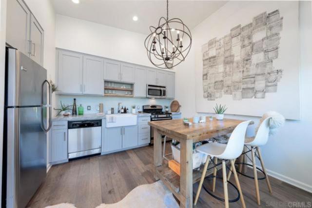 687 S Coast Highway, Encinitas CA: https://media.crmls.org/mediaz/d39e4dba-9fa4-4cec-bef9-df2fd0e20f74.jpg