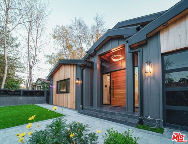 12354 Tiara Street, Valley Village CA: https://media.crmls.org/mediaz/d3a019f4-4964-488d-bc8e-443ec561728a.jpg
