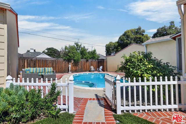 12151 La Maida Street photo 29