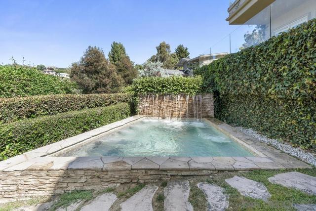 6617 Muirlands Dr, La Jolla CA: https://media.crmls.org/mediaz/d3a2290e-68bd-4d76-a649-7e314d63e460.jpg