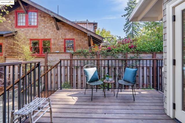 2732 Stuart St, Berkeley CA: https://media.crmls.org/mediaz/d3a25f3d-0a25-4f49-b0fe-722b8a233917.jpg