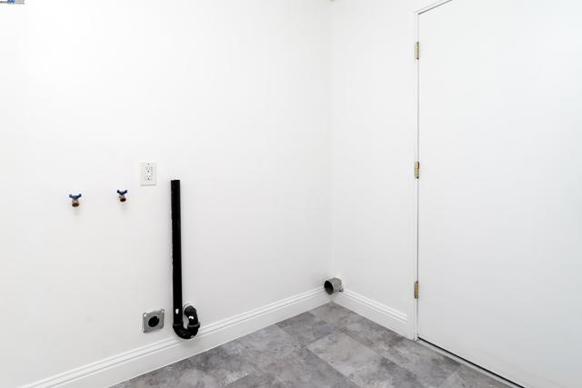 10906 Reposo Dr, Oakland CA: https://media.crmls.org/mediaz/d3a2b105-0ee9-4652-95c6-00456152d2f8.jpg