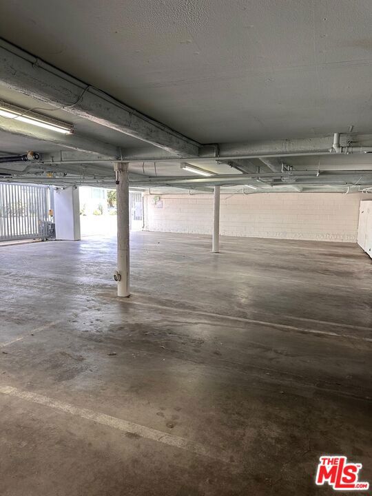 2221 Ocean Avenue, Santa Monica CA: https://media.crmls.org/mediaz/d3a412d2-bcee-41fc-a210-5335f5bf76fc.jpg