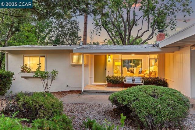 32 California Ave, Orinda CA: https://media.crmls.org/mediaz/d3a46265-7de1-4ea8-a3c9-1775c10831d1.jpg