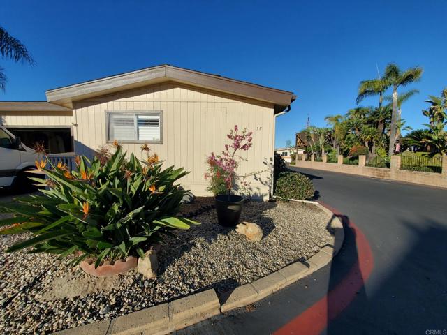 Detail Gallery Image 5 of 24 For 1333 Olive Dr #37,  Vista,  CA 92083 - 2 Beds | 2 Baths