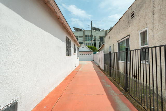 3247 La Clede Avenue, Los Angeles CA: https://media.crmls.org/mediaz/d3a5a9b0-0d86-4c1e-baf7-72d12972470d.jpg