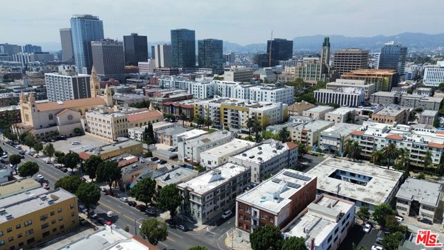 2910 Leeward Avenue, Los Angeles CA: https://media.crmls.org/mediaz/d3a5ee02-6858-48a4-a14a-077a043a2938.jpg
