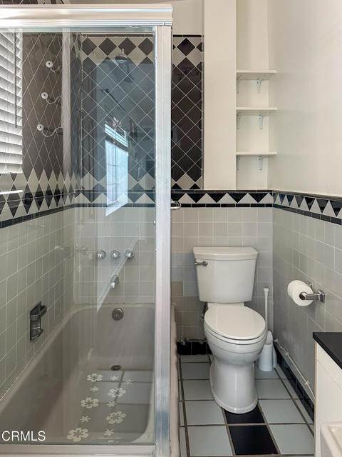 982 N Hoover Street, Silver Lake CA: https://media.crmls.org/mediaz/d3a5ef91-ef02-4d62-9d4b-b5827bd0acb4.jpg