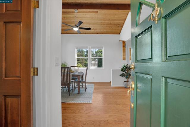 1027 W Arlington Way, Martinez CA: https://media.crmls.org/mediaz/d3a6fa05-6d43-4408-990b-85b1b5abcb40.jpg