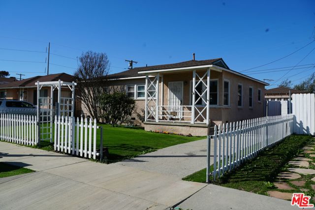 5037 W 126th Street, Hawthorne CA: https://media.crmls.org/mediaz/d3a723a7-093d-43a7-a849-7c82ef848373.jpg