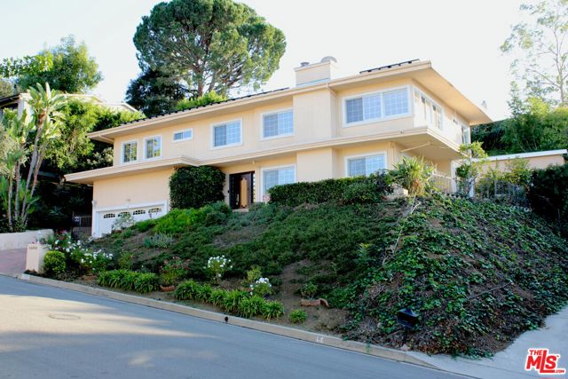 11502 Dona Teresa Drive, Studio City CA: https://media.crmls.org/mediaz/d3a79b87-8600-402a-bdd5-4cddd3acefba.jpg