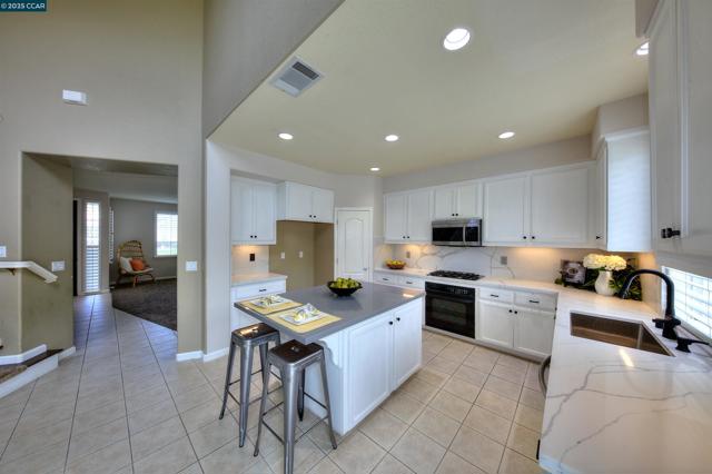2927 Carlingford Ln, Vallejo CA: https://media.crmls.org/mediaz/d3a8645c-c37c-4cb6-a7d0-da84c846a203.jpg