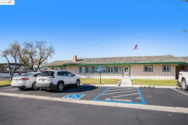 3660 Walnut Blvd, Brentwood CA: https://media.crmls.org/mediaz/d3a8a398-d8d3-48e8-b700-f1c36dd98941.jpg