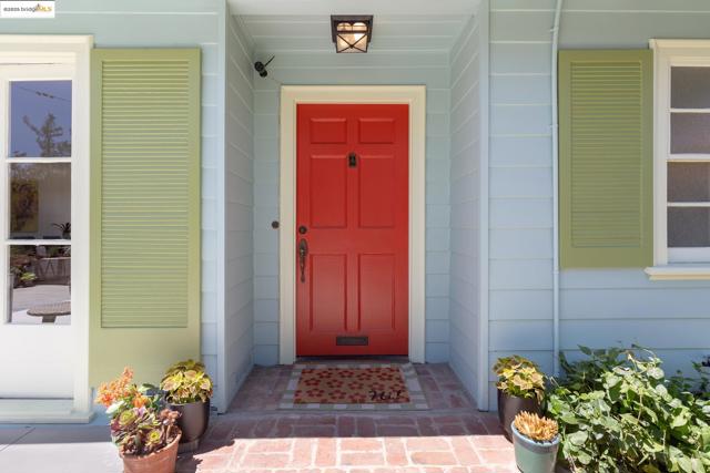 298 Grizzly Peak Blvd, Kensington CA: https://media.crmls.org/mediaz/d3a9037a-6cf2-4ca1-b266-94bb889e3df0.jpg