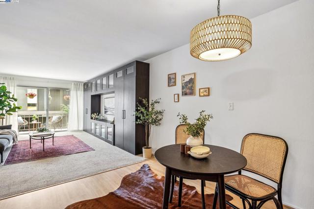 950 Shorepoint Ct, Alameda CA: https://media.crmls.org/mediaz/d3a9fdcc-ba27-41a4-af0a-fabd1caba9b8.jpg