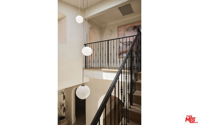 624 N Arden Drive, Beverly Hills CA: https://media.crmls.org/mediaz/d3ad2e50-8028-40fd-af61-4cc8e763cc2a.jpg