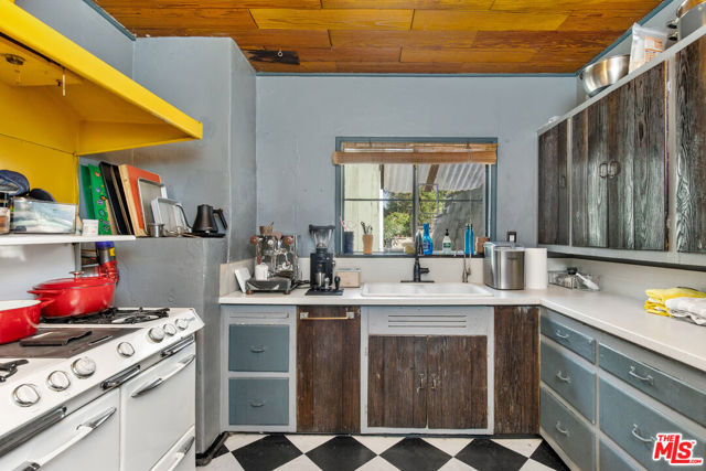 6933 Vanland Trail, Los Angeles CA: https://media.crmls.org/mediaz/d3adb14f-14d6-4ff4-9b26-99d9a15a6ef6.jpg